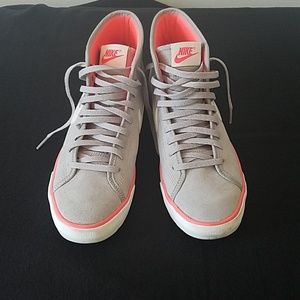 Nike womans casual midtop, only worn once!